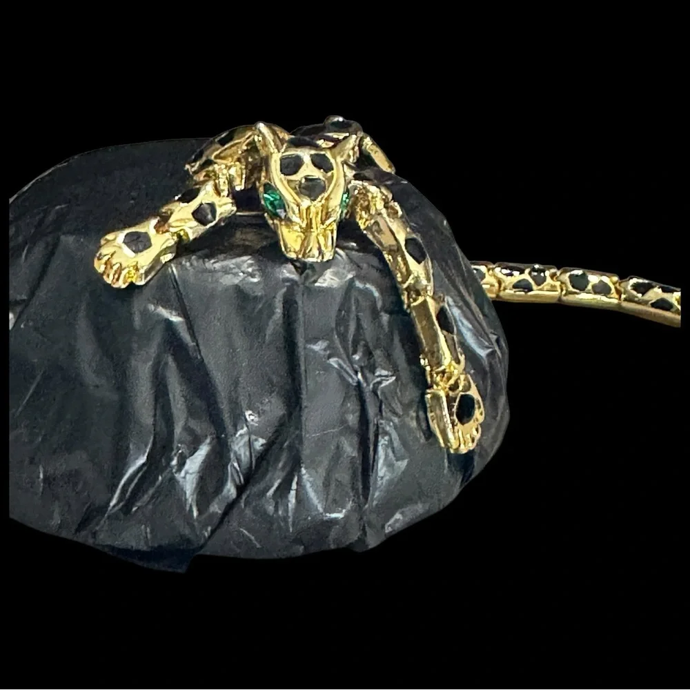 Vintage Leopard Articulated Shoulder Brooch Goldtone Black Enamel Green Eyes - Picture 6 of 15
